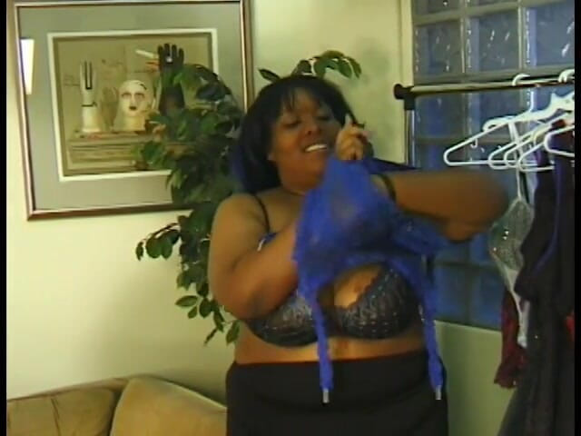 Give me BBW: พนักงานขายเสื้อผ้าผิวขาวเสนอส่วนลดดีๆ ให้สาวดำหุ่นอวบ Lasha Lane