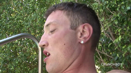 Hot recent bareback entertainement: Seksowny koleś fukcing na surowo w basenie