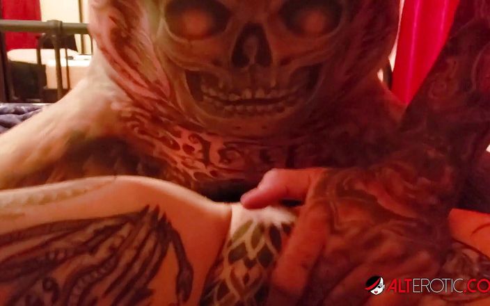 Alt Erotic: Татуированная красотка Amber Luke жаждет большого члена
