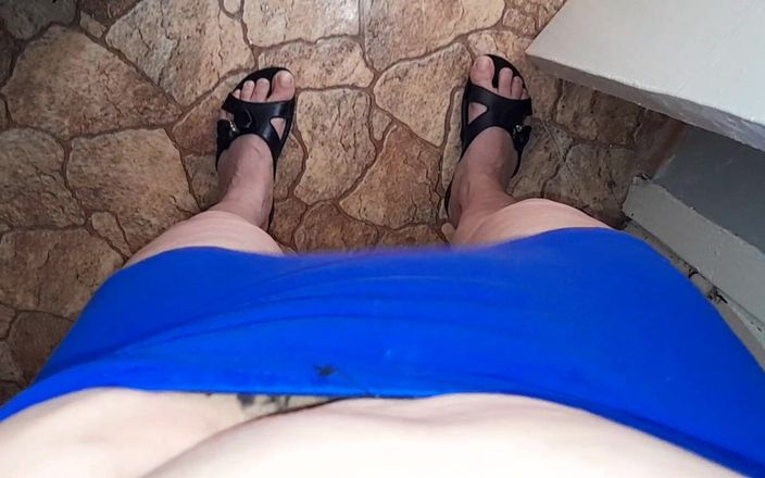 Lesbian-illusion: 私は隣人が大声で喘いでいるのを捕まえ、私たちは一緒に絶頂しました