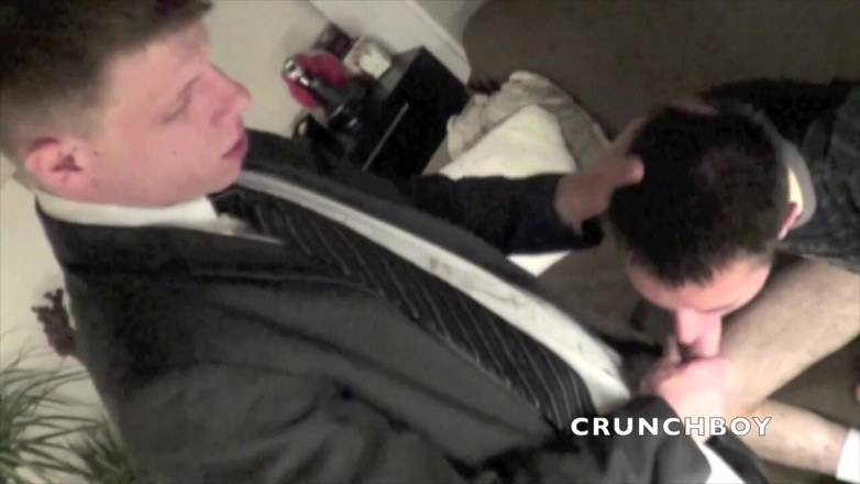 Crunch Boy: Twink scopato da un lavoratore etero in suti e classe