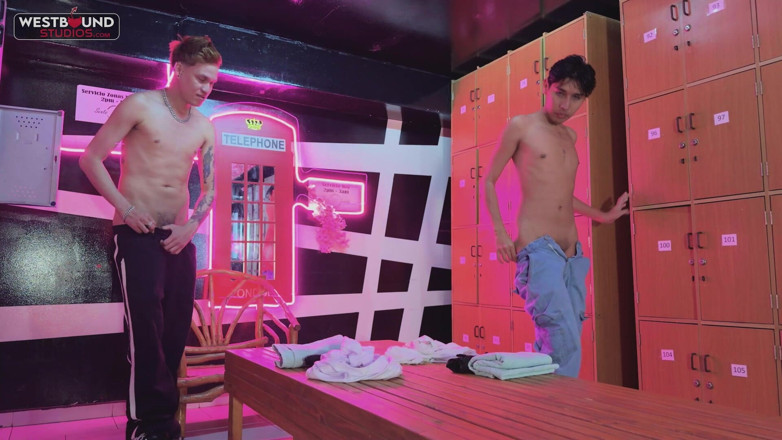 Latin Twinks: Sauna soyunma odası: Harold Smith Gilbert Moon'ı domaltarak ve ayakta...