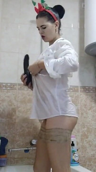 Ik neem een douche, masturbeer, poseer, speel met mijn gaten met speeltje en schuim, breng mezelf tot een orgasme.