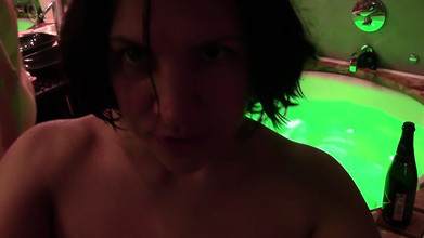 We heart Milfs: 业余夫妇在热水浴缸里啪