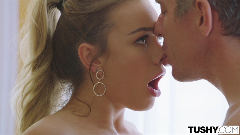 Tushy: Tushy सुंदर naomi swan ने पहली बार चुदाई की!