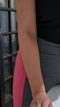 Masturbiert ihr Cameltoe auf dem Tisch mit der Hilfe des nachbarn