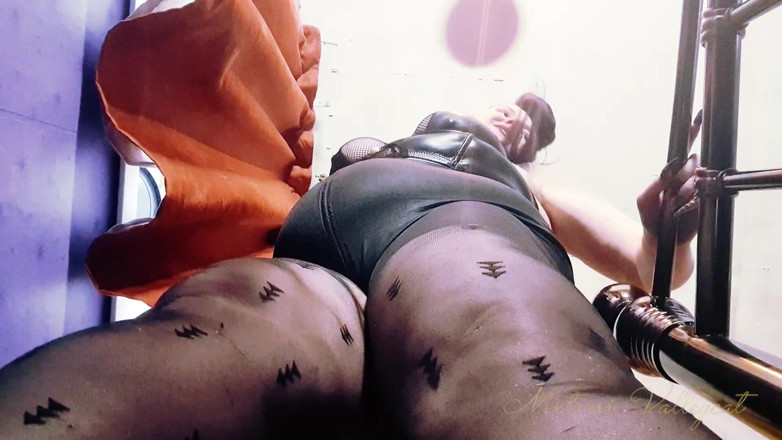 Mxtress Valleycat: La Gigantessa Vestita Di Nylon