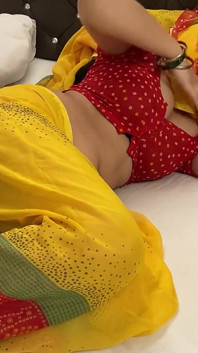 मैं अपने सौतेले भाई शरारती लड़के को चोदने के लिए बहकाती हूं
