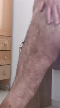 Nagi w domu. Patrząc na zewnątrz, robi się bardzo napalona. Co pozostało temu tatusiowi do zrobienia?