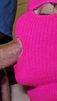 Pipe avec un bâton siliconé. Éjaculation au fond des couilles