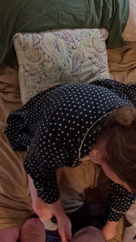 Stiefmoeder laat hem proberen wat het is om bij een vrouw te zijn