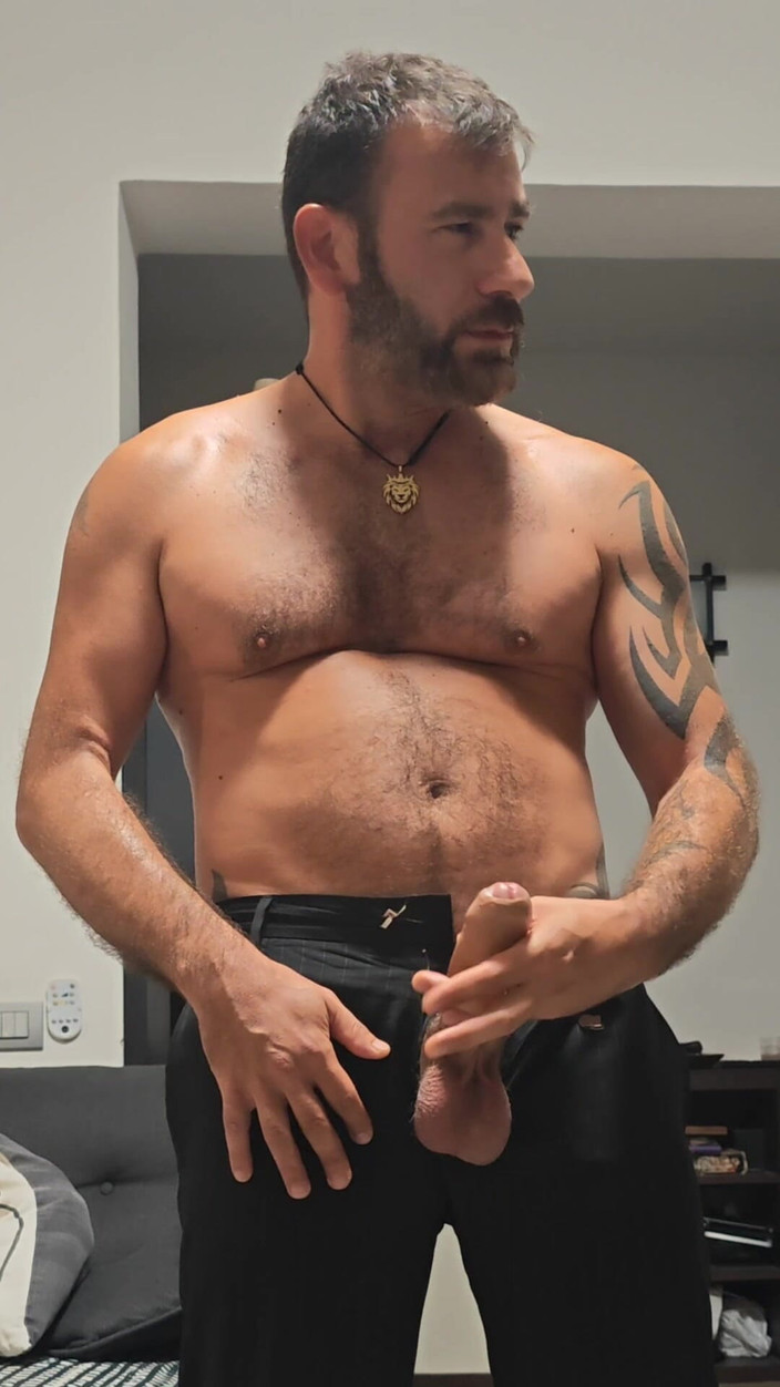 LupoNeroXL: Táta Sebevědomý masturbuje