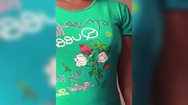 Ammukutty88: Ammu t-shirt çıkarma büyük göğüslerini gösteriyor ve büyük memelere yağ masajı...