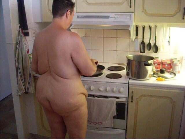 Sex hub couple: Jen sta cucinando cibo tutto nudo