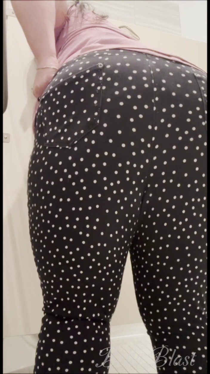 BellaBlast: Bbw kompilace prdů ve veřejné koupelně 75 hlasitých stall blasts Bella...