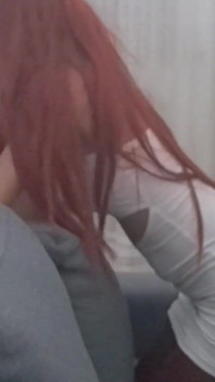섹시한 옷을 입은 MILF가 성기를 입에 넣고 혀에 정액을 쏟아낸다.