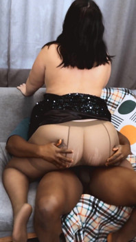 Une grosse brune en collants se fait éjaculer dans la chatte par un black