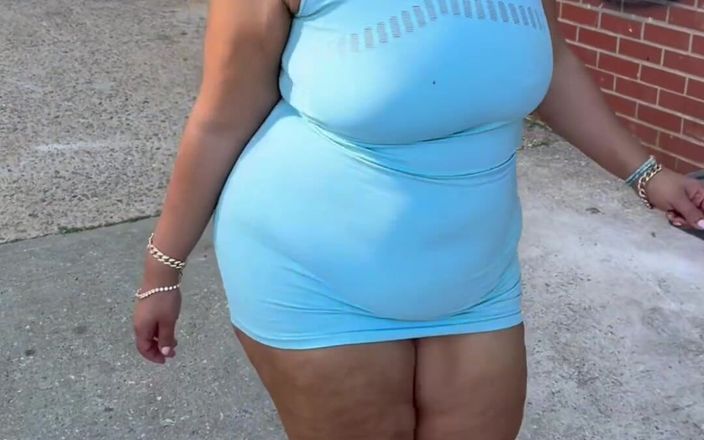 PutiLing: Femme boricua portoricaine - jambes épaisses - gros cul naturel - mini-jupe - marche - ralenti -...