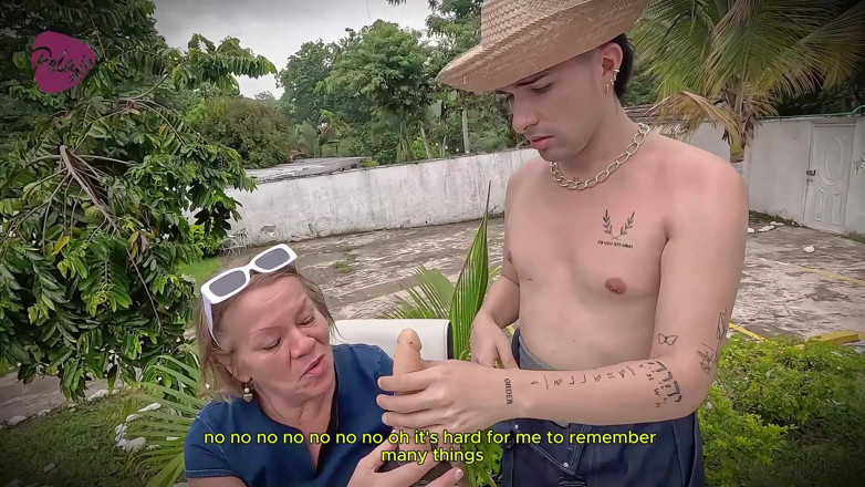 Pelaje mix: Pervertida abuela contrata a un joven jardinero y termina follándolo...