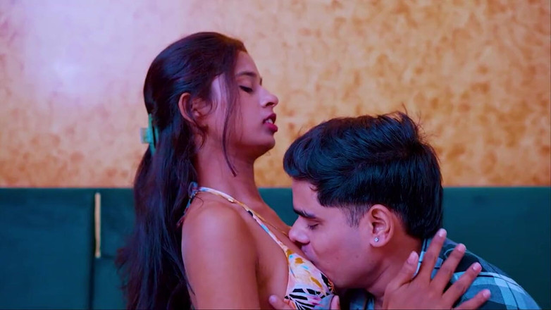 Mr Entertainer: 18歳の女の子が彼氏とセックスした後、セックスの処女を失いました