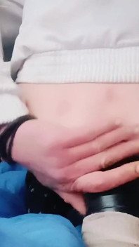 Wanita Muda Dengan Celana Dalam Birunya Menikmati Pengalaman Menyenangkan Dengan Mega Dilator