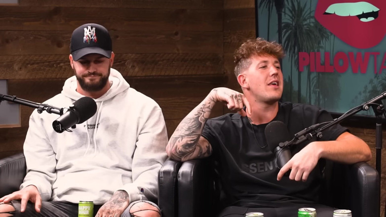 Pillow Talk: نجمة البورنو العالمية #1 أدريانا تشيشيك تمارس الجنس مع المعجبين