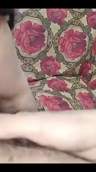 Netu suger sin mans kuk för att ge honom en desi avsugning