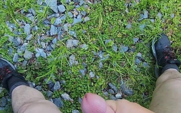 Djk31314: Desnuda y masturbándose en un camino aleatorio