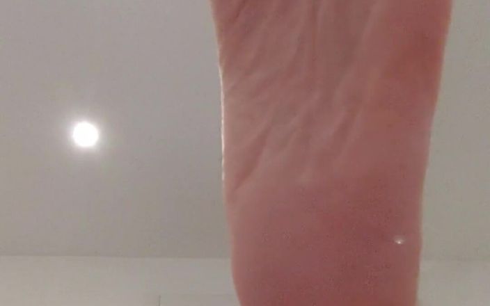 Boy jerking off: ¿Te gustan mis pies?