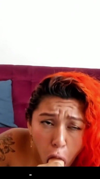 Chica De Cabello Colorido Hace Una Gran Garganta Profunda P6