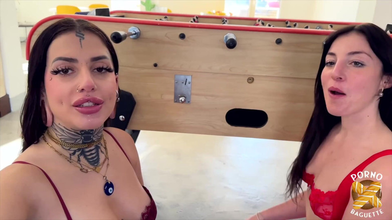 Porno Baguette: Laeticia เอนจอยมันส์กับผู้หญิงและผู้ชาย!
