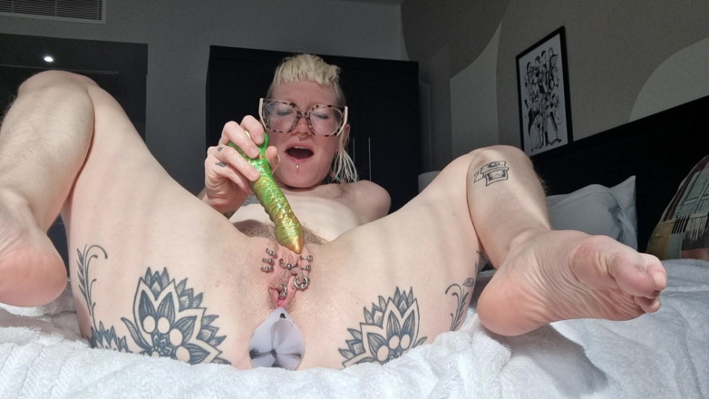 rosarosebud: Clip de mini-aliens mignons avec plug anal et orgasme avec...