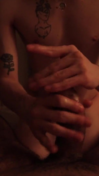 มุมมอง POV สาวน้อยผอมบางทวินค์ร้อน ๆ ให้แฮนด์ชักช้า ๆ อ่อนโยนให้กับพ่อเลี้ยงหมีแฟนหนุ่ม ตามด้วยการเล่นน้ำเงี่ยนหลังแตก