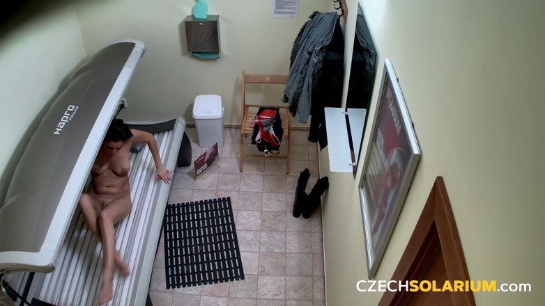 Czech Solarium: Czech Solarium 19: MILF Shows off Her Mature Pussy in Solarium