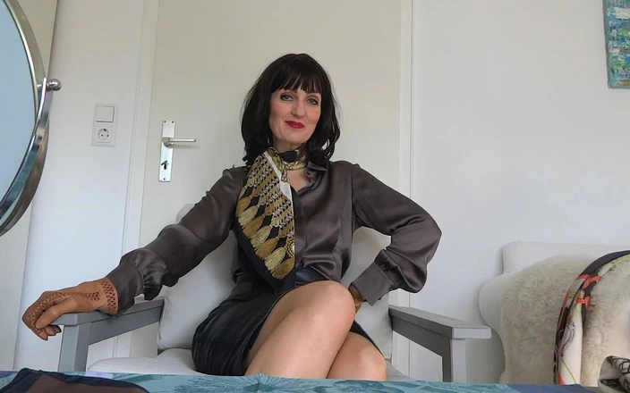Lady Victoria Valente: Cazzo di seta adatta per la camicetta di seta marrone...