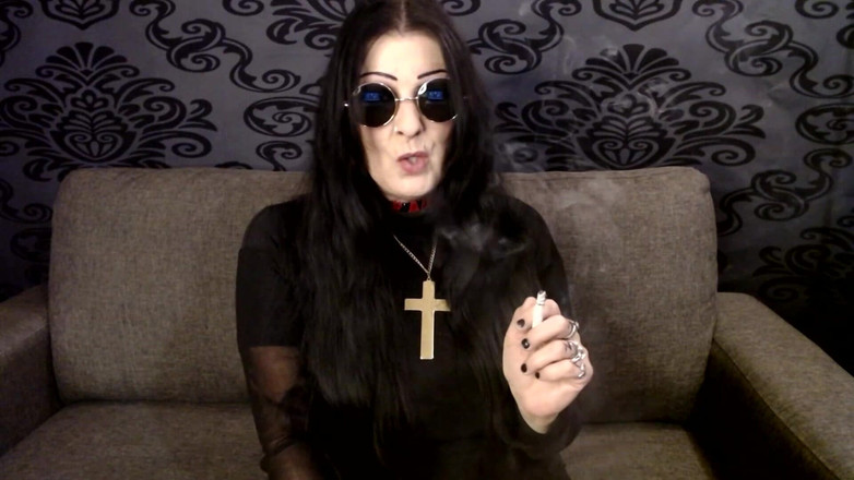 Abby Anna: Halloween Ozzy Cosplay MILF Fumando