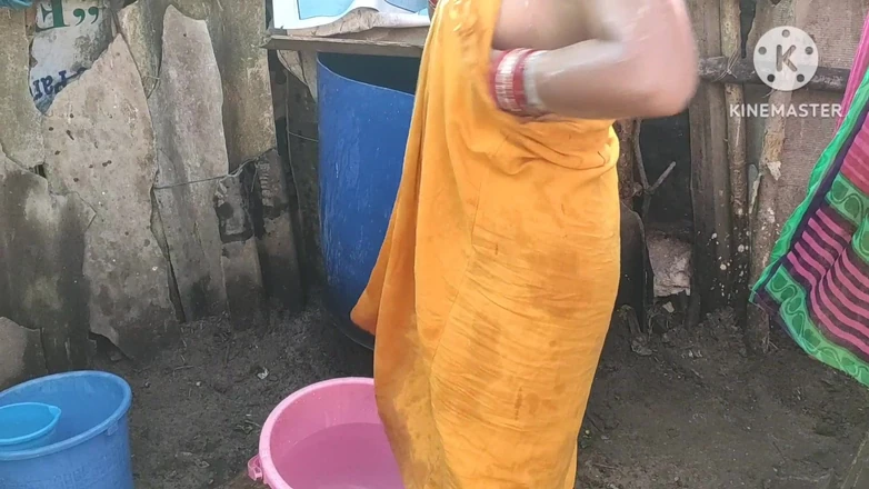 Anita yadav: Menari dengan mandi