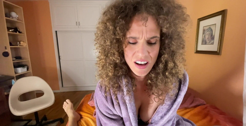 VibeWithMommy: La matrigna ti ha sorpreso a masturbarti di nuovo! Oh...