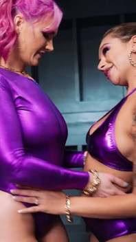 Adult Time - anal takıntılı Siri Dahl ve April Olsen birbirlerinin göt deliklerini genişletiyor! Anal üçlü seks!
