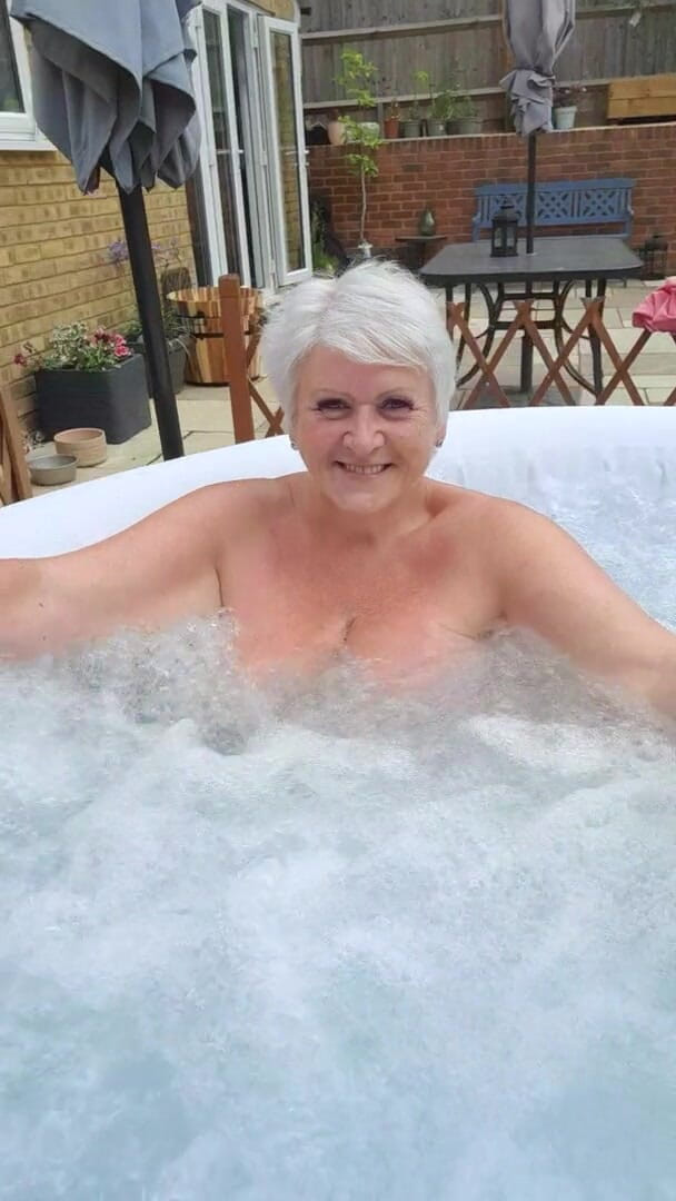 Uk Joolz: Stoute naakte hot tub
