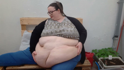 SSBBWLadyBrads: SSBBW geheimes garten-bauchspiel