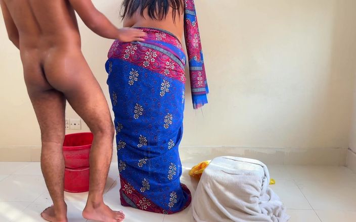 Aria Mia: Mentre la matrigna Desi si lava reggiseno e mutandine, la...