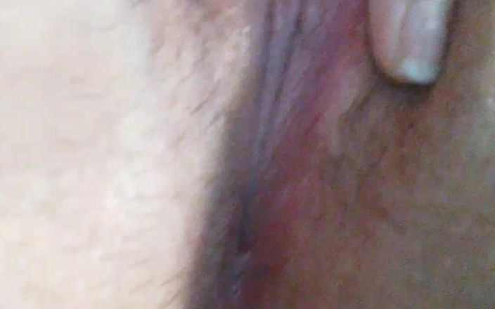 Chubby Sex Symbol: Aku lagi asik masturbasi memek tebalku sampai muncrat