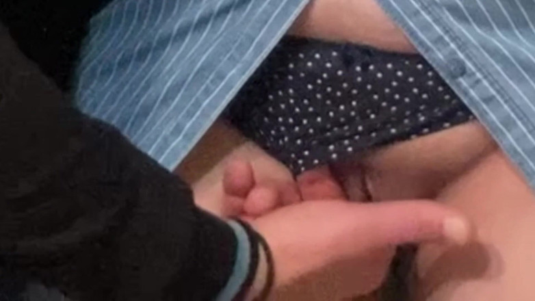 Niki studio: 지하철에서 낯선 사람이 손가락으로 손가락으로 젖어 있는 핫한 보짓물 보지