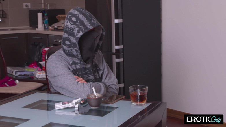 MILFFreaksX: Nevlastní matka má styk s přáteli svého nevlastního syna, zatímco...