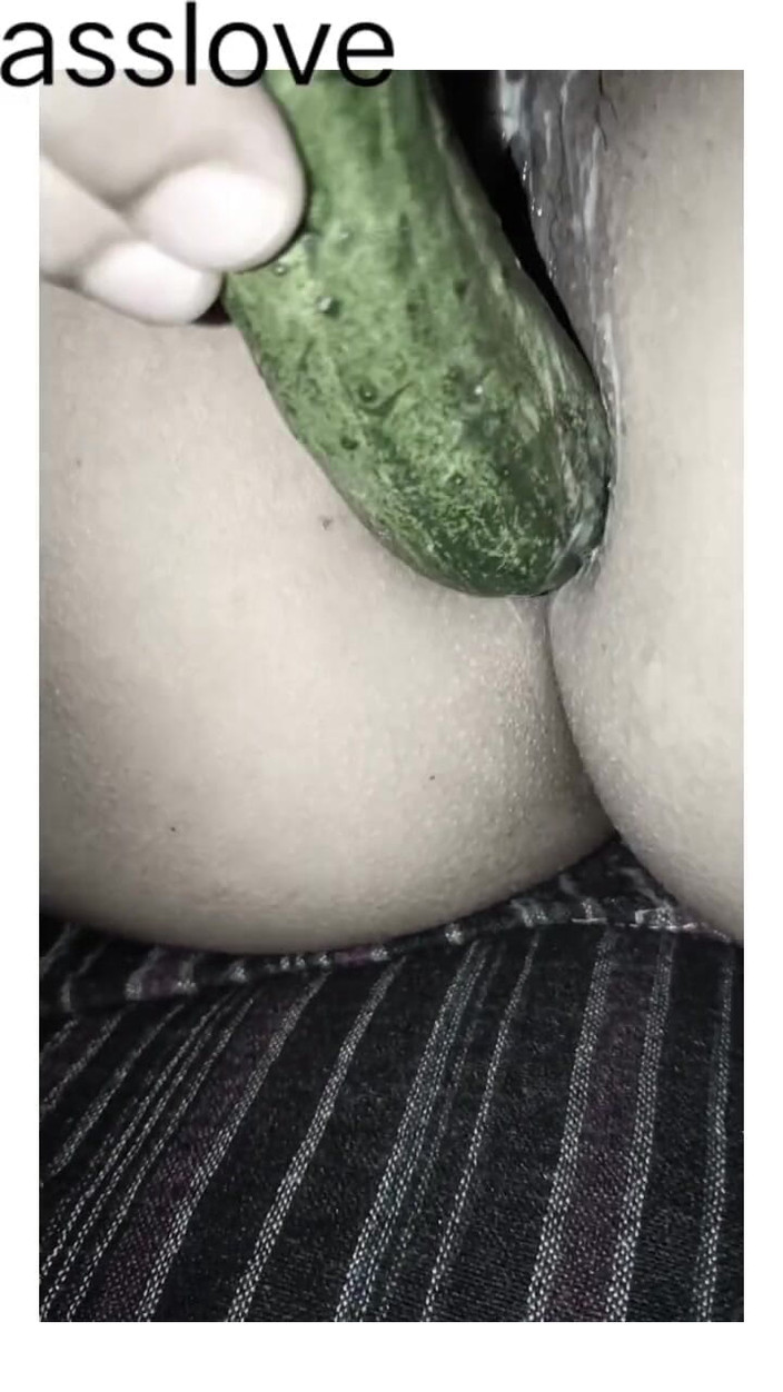 Asslove: Un concombre mis dans le cul d’une amie