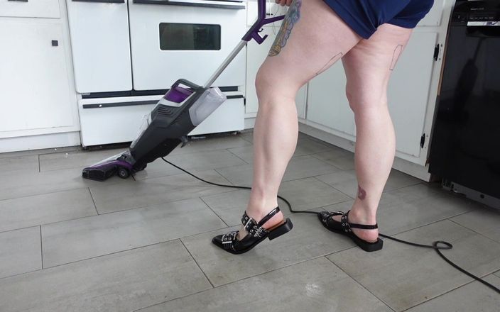 Deanna deadly: Gespierde kalveren bekijken tijdens het stofzuigen in studded sling back...
