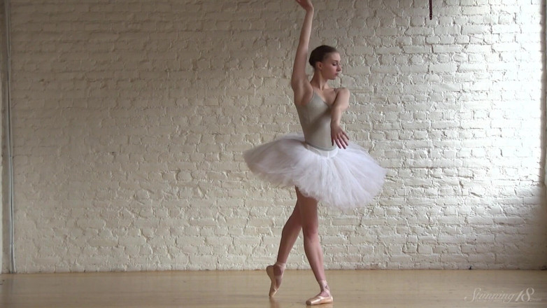 Stunning18: Балерина тренується