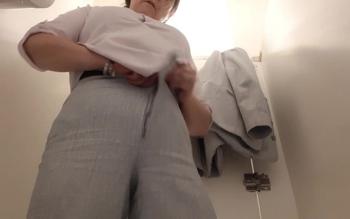 Mommy big hairy pussy: Pizdă păroasă a unei milf comprimate - schimb de haine în baie