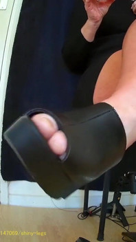 Meus clogs pretos sensuais.
